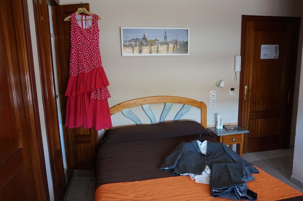 Hostal Alamare Sevilla Bagian luar foto